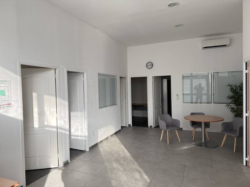 A louer à Châteauneuf les Martigues 13220 bureaux 100 m², plain-pied