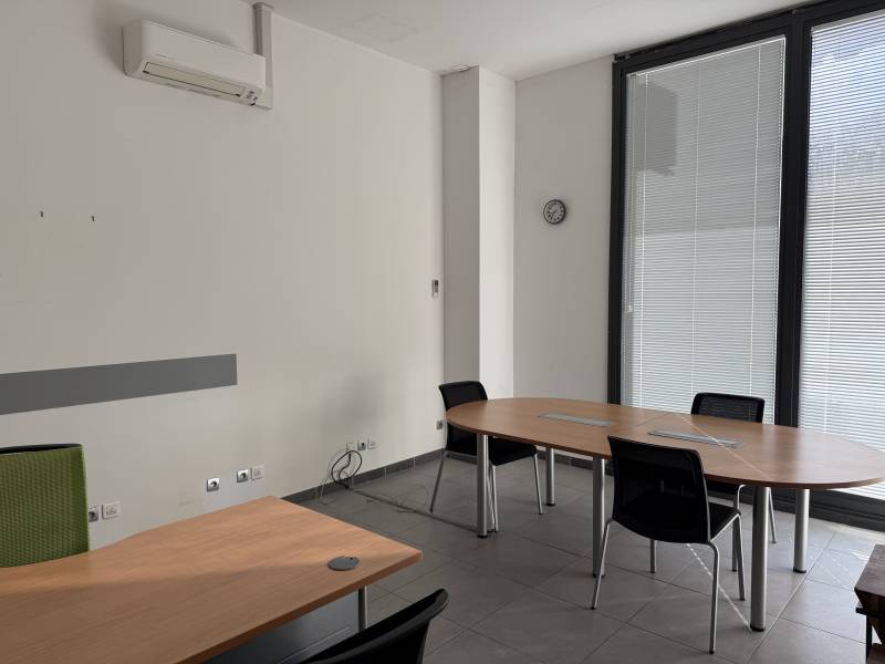A louer à Châteauneuf les Martigues 13220 bureaux 100 m², plain-pied