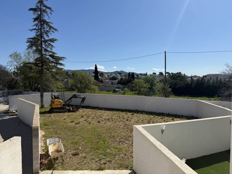 A louer 1er étage et dernier d'une maison, entièrement rénové, 5 pièces, terrasses, jardin Château Gombert 13013 Marseille 
