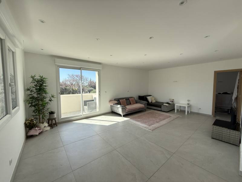 A louer 1er étage et dernier d'une maison, entièrement rénové, 5 pièces, terrasses, jardin Château Gombert 13013 Marseille 