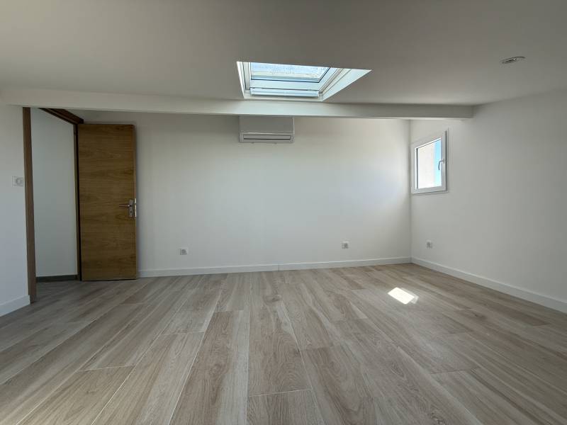 A louer 1er étage et dernier d'une maison, entièrement rénové, 5 pièces, terrasses, jardin Château Gombert 13013 Marseille 