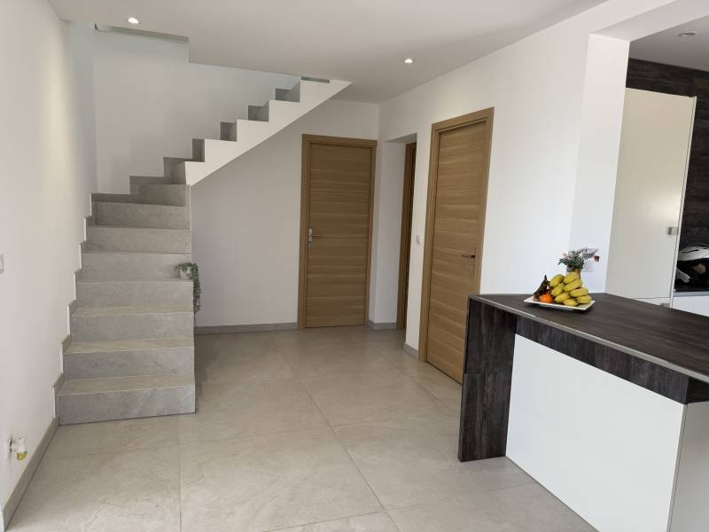 A louer 1er étage et dernier d'une maison, entièrement rénové, 5 pièces, terrasses, jardin Château Gombert 13013 Marseille 