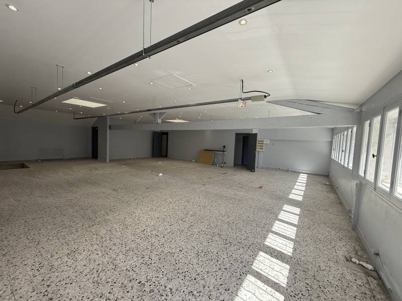 A louer local d'activité de 305 m² (professions commerciales ou professionnelles) secteur Chartreux 13004 Marseille