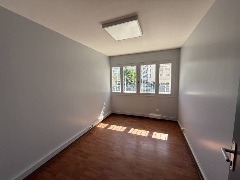 A louer local d'activité de 305 m² (professions commerciales ou professionnelles) secteur Chartreux 13004 Marseille