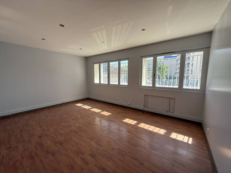 A louer local d'activité de 305 m² (professions commerciales ou professionnelles) secteur Chartreux 13004 Marseille