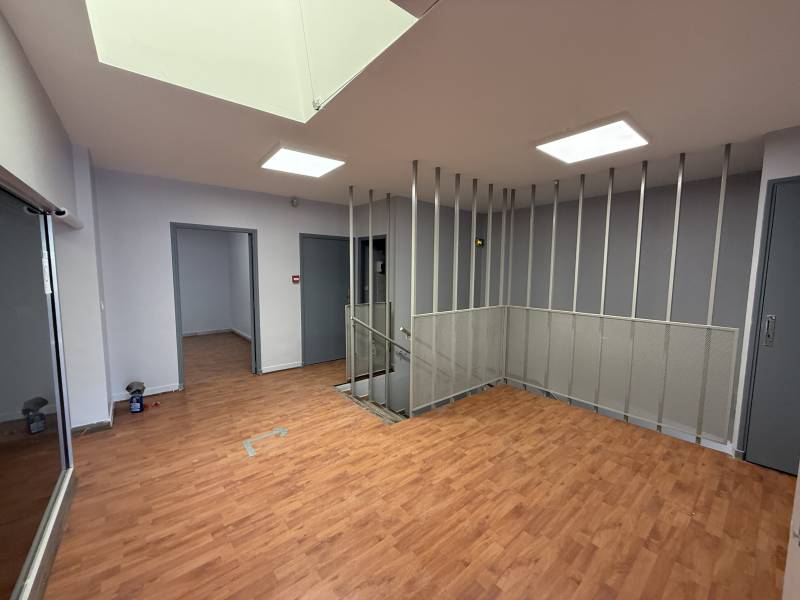 A louer local d'activité de 305 m² (professions commerciales ou professionnelles) secteur Chartreux 13004 Marseille