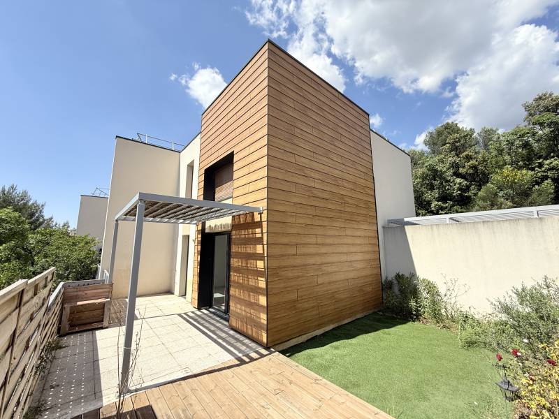 À louer – Maison T4 avec terrasse, jardinet et parkings – Marseille 14e (Sainte-Marthe)