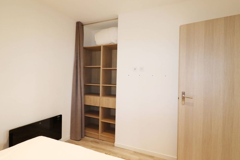 chambre avec placard A louer appartement meublé 2 pièces de 35 m² à proximité du centre du village de Saint Barnabé 13012 Marseille