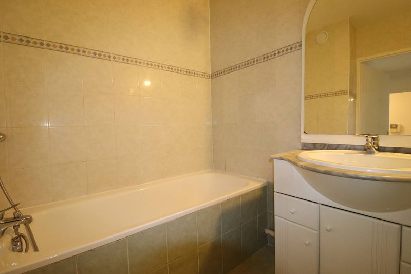 salle de bains A louer appartement 3 pièces de 66 m² avec terrasse et jardin Saint Barnabé 13012 Marseille