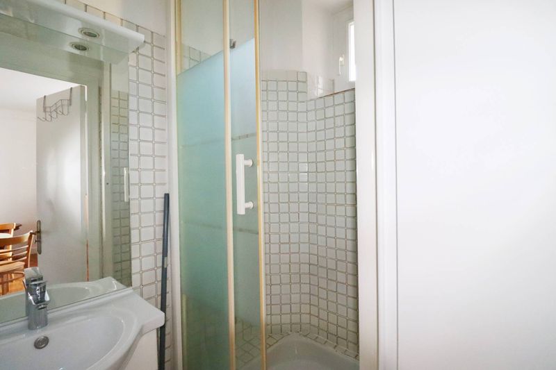 salle de douche A louer appartement 1 pièce meublé  de 25 m² en 4ème étage secteur Prado / Mermoz 13008 Marseille