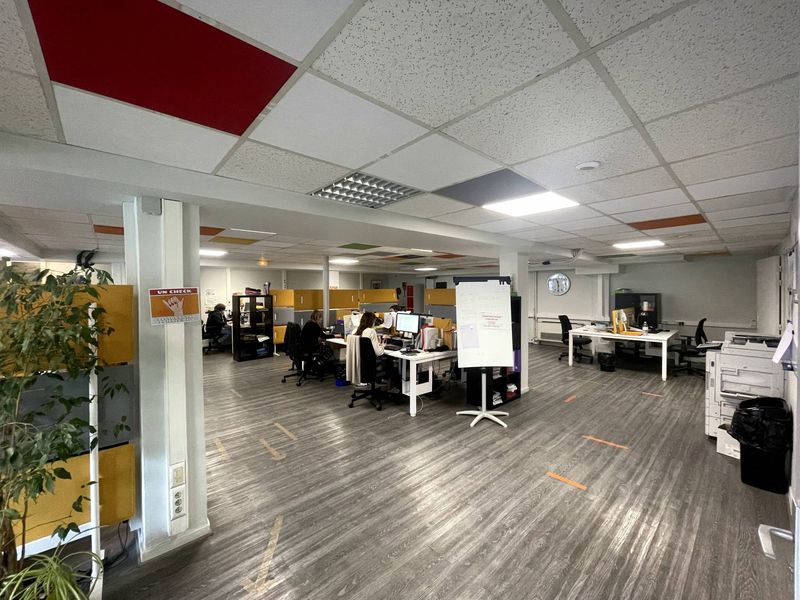 rdc A louer local d'activité (professionnelle ou commerciale)  de 550 m² en R+1 Les chartreux 13004 Marseille