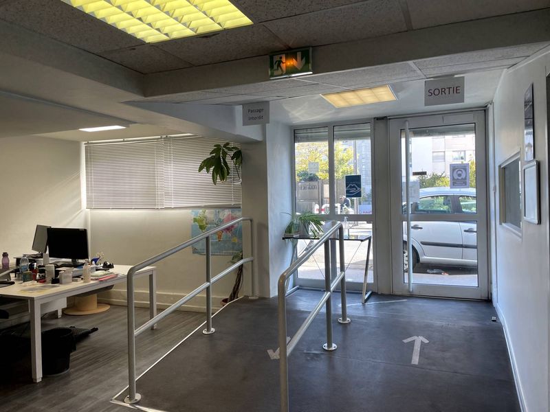 entrée A louer local d'activité (professionnelle ou commerciale)  de 550 m² en R+1 Les chartreux 13004 Marseille