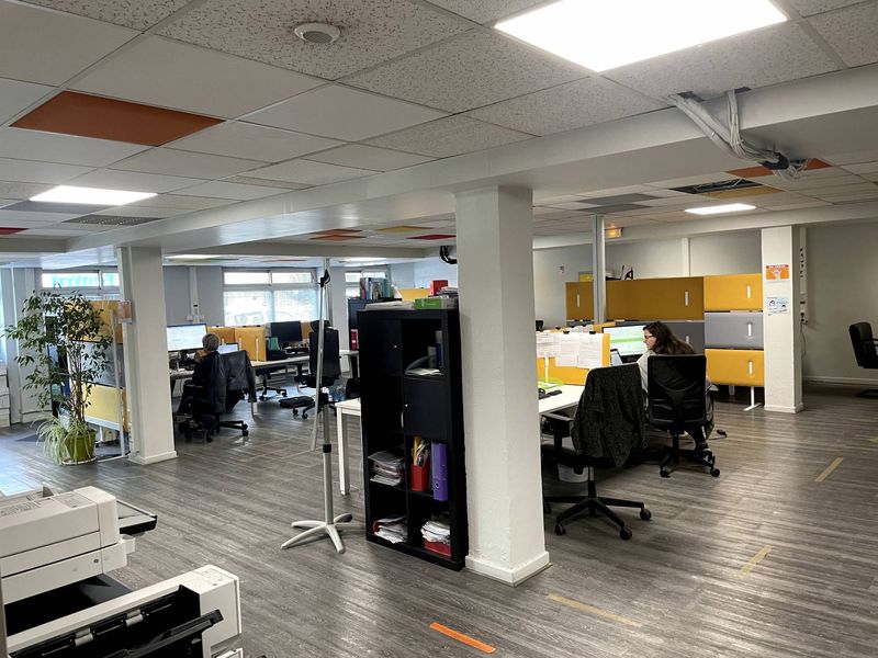 pièce rdc A louer local d'activité (professionnelle ou commerciale)  de 550 m² en R+1 Les chartreux 13004 Marseille