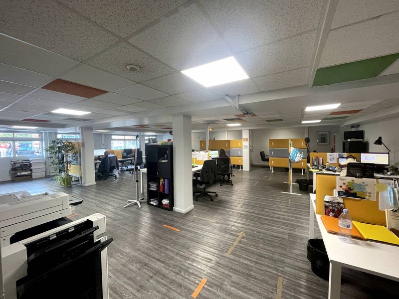 grand pièce en rdc A louer local d'activité (professionnelle ou commerciale)  de 550 m² en R+1 Les chartreux 13004 Marseille