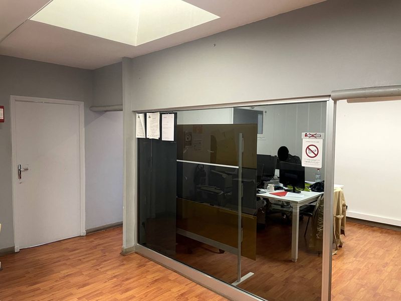 en R+1 bureaux A louer local d'activité (professionnelle ou commerciale)  de 550 m² en R+1 Les chartreux 13004 Marseille