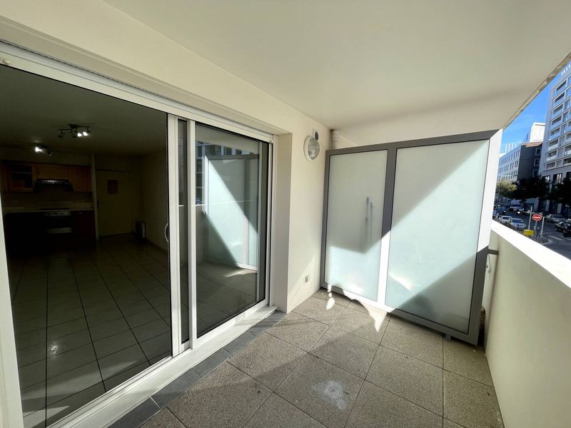 A louer appartement 2 pièces de 49 m² avec terrasse de 6 m² La joliette 13003 Marseille