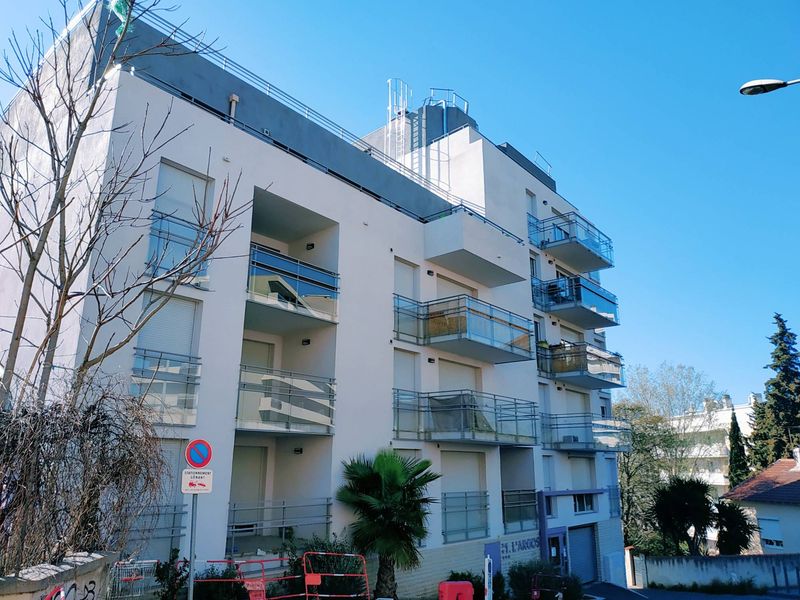 à louer appartement 2 pièces de 46 m² avec terrasse et parking 13004 Marseille secteur des Chutes Lavies