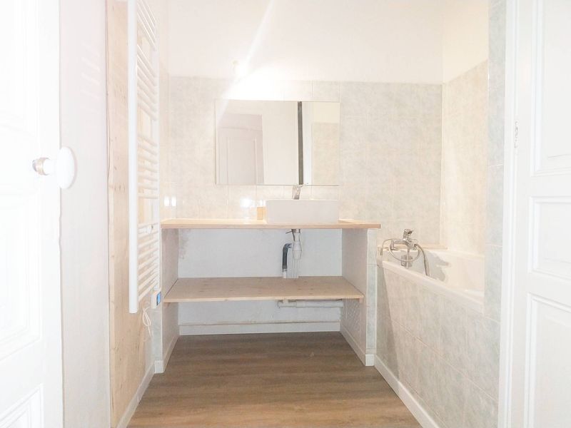 SALLE DE BAINS A louer 2 pièces 61 m² Thiers 13001 Marseille