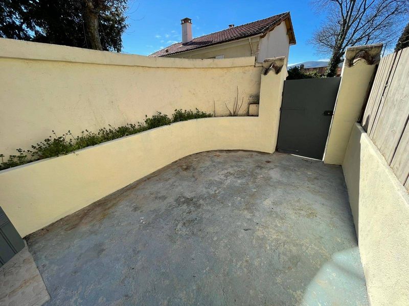 terrasse à l'avant chambre 2 A louer duplex de 50 m² avec terrasse de 19 m² 3 pièces entre les Camoins et la Treille 13011 Marseille