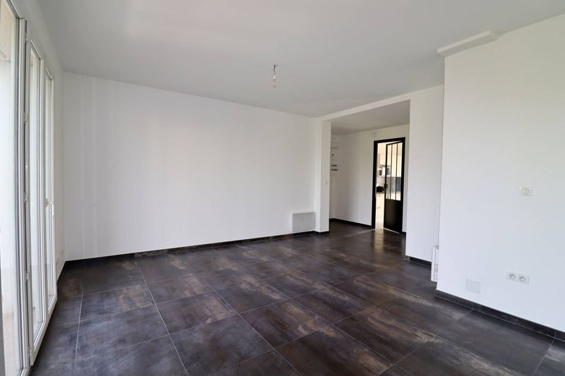 A louer spacieux appartement 2 pièces sans vis à vis avec balcon et garage Chartreux 13004 Marseille