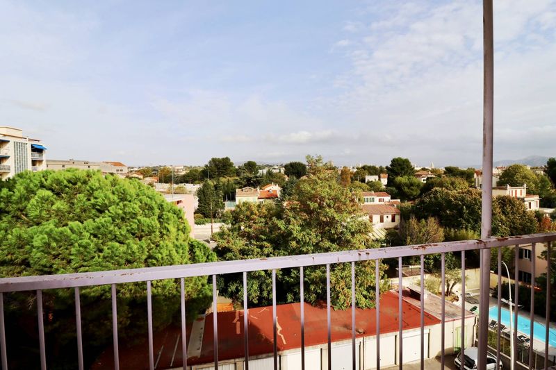 A louer spacieux appartement 2 pièces sans vis à vis avec balcon et garage Chartreux 13004 Marseille