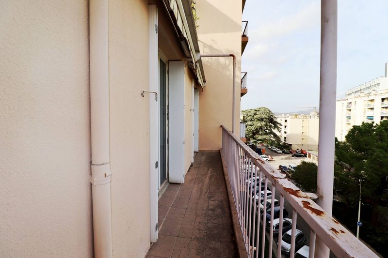 A louer spacieux appartement 2 pièces sans vis à vis avec balcon et garage Chartreux 13004 Marseille