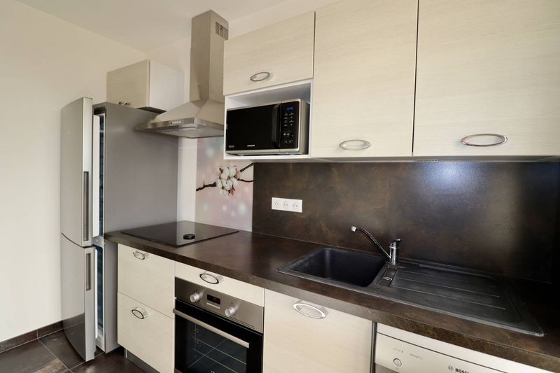 A louer spacieux appartement 2 pièces sans vis à vis avec balcon et garage Chartreux 13004 Marseille