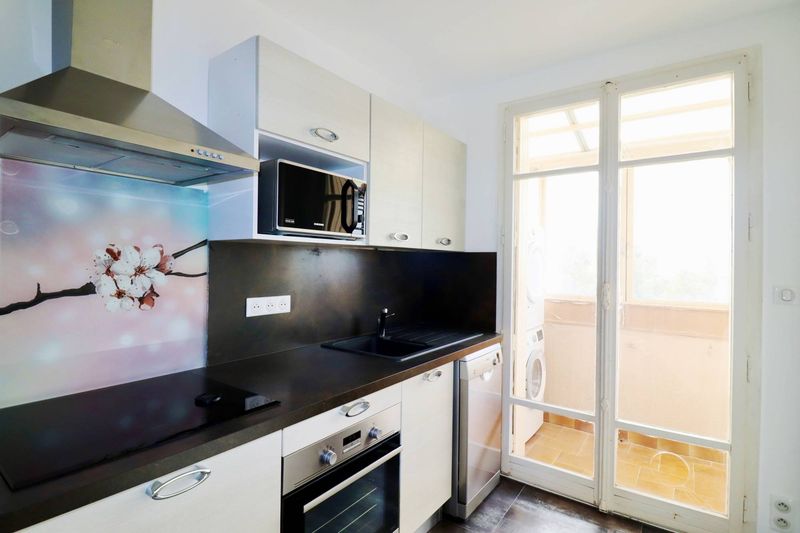 A louer spacieux appartement 2 pièces sans vis à vis avec balcon et garage Chartreux 13004 Marseille