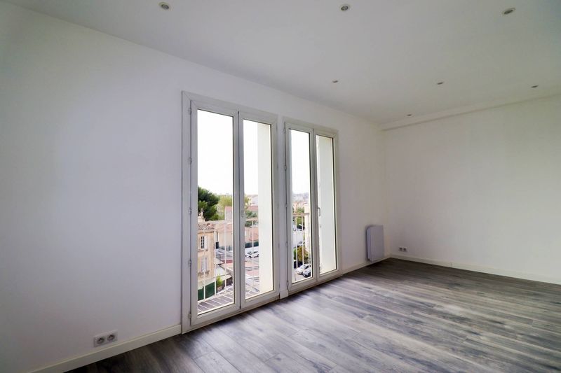 A louer spacieux appartement 2 pièces sans vis à vis avec balcon et garage Chartreux 13004 Marseille