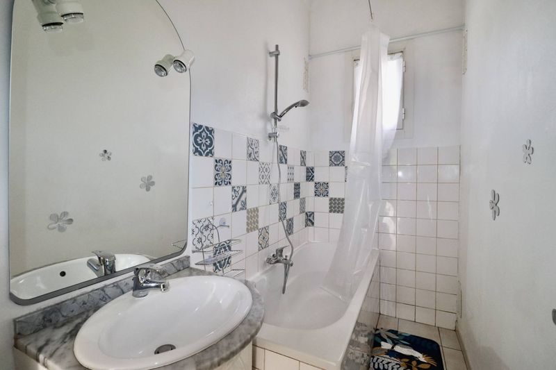 A louer en 1er étage d'une maison appartement 3 pièces avec terrasse secteur de la Gavotte 13170 Les pennes Mirabeau