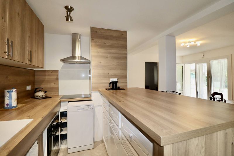 A louer grand appartement 2 pièces en location meublée avec place de parking et extérieur  La Gavotte 13170 Les pennes Mirabeau