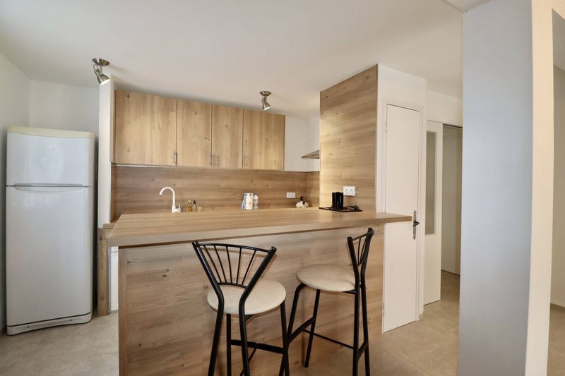 A louer grand appartement 2 pièces en location meublée avec place de parking et extérieur  La Gavotte 13170 Les pennes Mirabeau