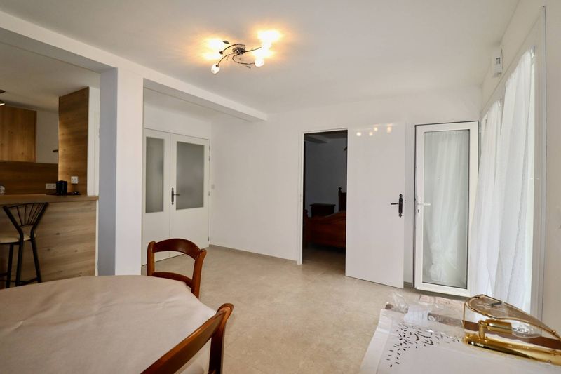 A louer grand appartement 2 pièces en location meublée avec place de parking et extérieur  La Gavotte 13170 Les pennes Mirabeau