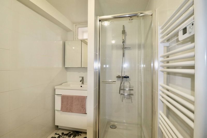 A louer grand appartement 2 pièces en location meublée avec place de parking et extérieur  La Gavotte 13170 Les pennes Mirabeau