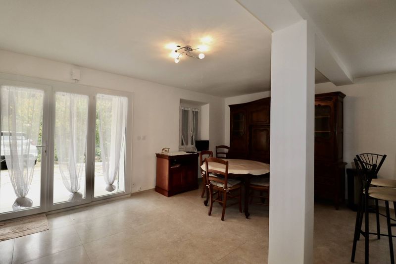 A louer grand appartement 2 pièces en location meublée avec place de parking et extérieur  La Gavotte 13170 Les pennes Mirabeau