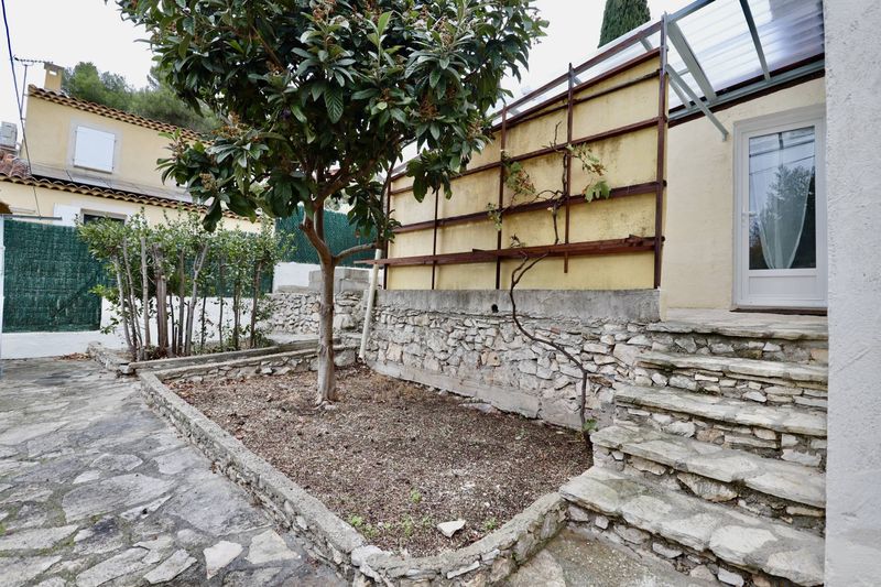 A louer grand appartement 2 pièces en location meublée avec place de parking et extérieur  La Gavotte 13170 Les pennes Mirabeau