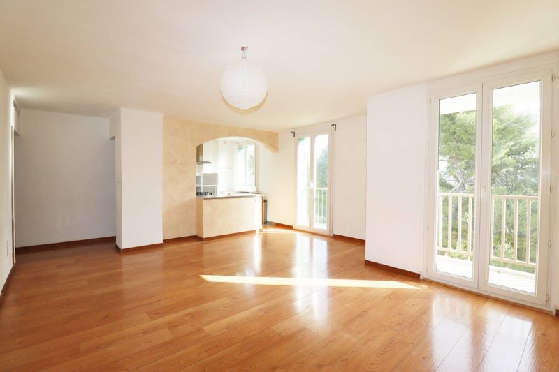 A louer appartement 3 pièces avec balcon, cave et stationnement facile dans la résidence Bois Lemaitre 13012 Marseille