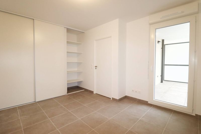 chambre avec placard A louer appartement 2 pièces avec terrasse en plein coeur du village de Saint Barnabé 13012 Marseille