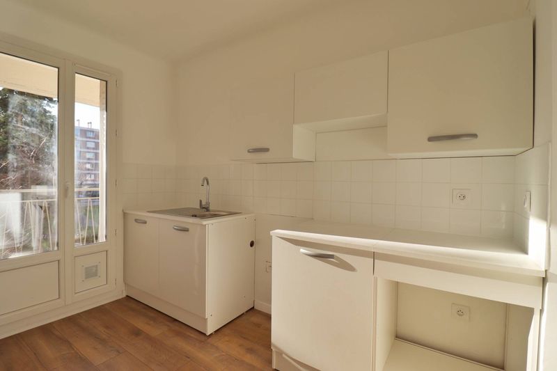 cuisine  A louer appartement 2 pièces entièrement rénové Parc Dromel 13009 Marseille