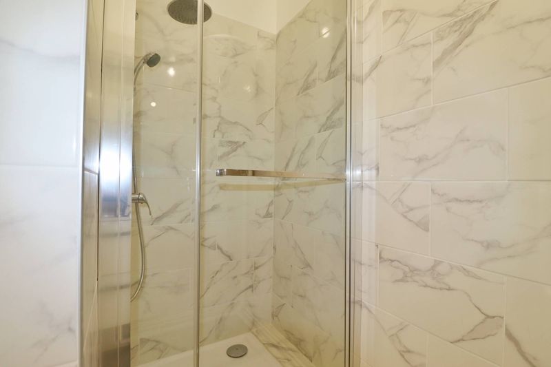 salle de douche  A louer appartement 2 pièces entièrement rénové Parc Dromel 13009 Marseille