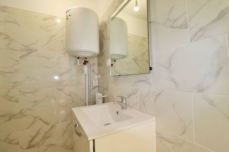 salle de douche A louer appartement 2 pièces entièrement rénové Parc Dromel 13009 Marseille