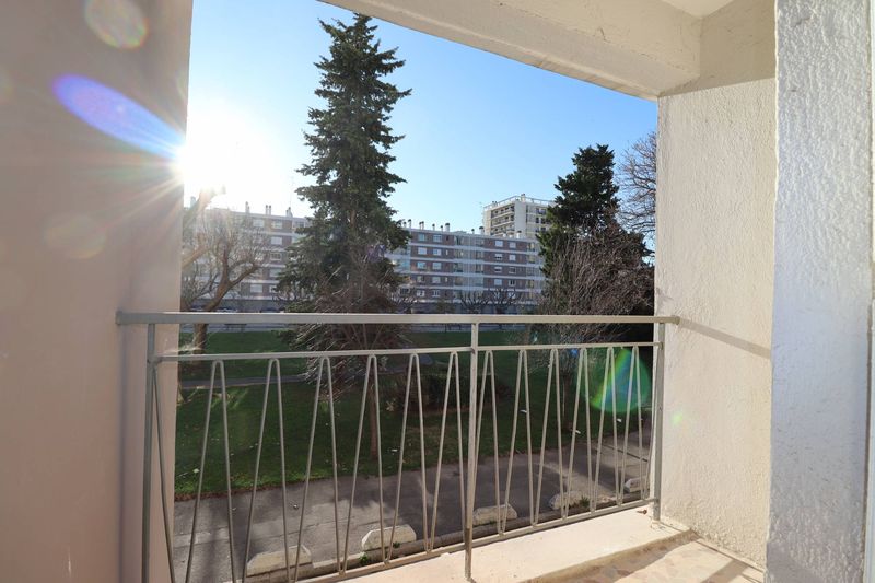 balcon cuisine A louer appartement 2 pièces entièrement rénové Parc Dromel 13009 Marseille