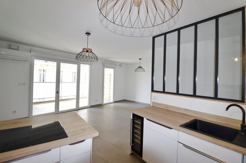 A louer appartement neuf avec terrasse, garage et cave en plein coeur des Cinq Avenues 13004 Marseille