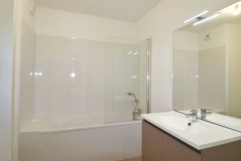 A louer appartement neuf avec terrasse, garage et cave en plein coeur des Cinq Avenues 13004 Marseille