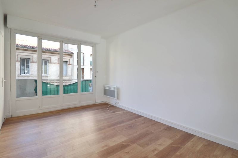 séjour  A louer appartement 3 pièces en plein secteur des Cinq Avenues 13004 Marseille