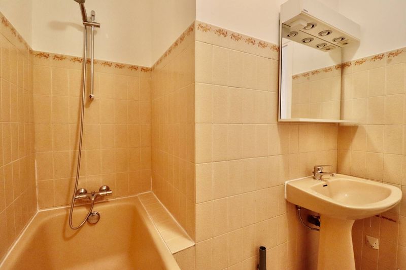 A louer coeur village de Saint Barnabé 13012 Marseille T1 30 m² avec terrasse de 12 m²