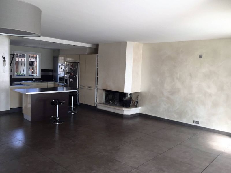 à louer villa maison 13012 avec piscine et dépendance
