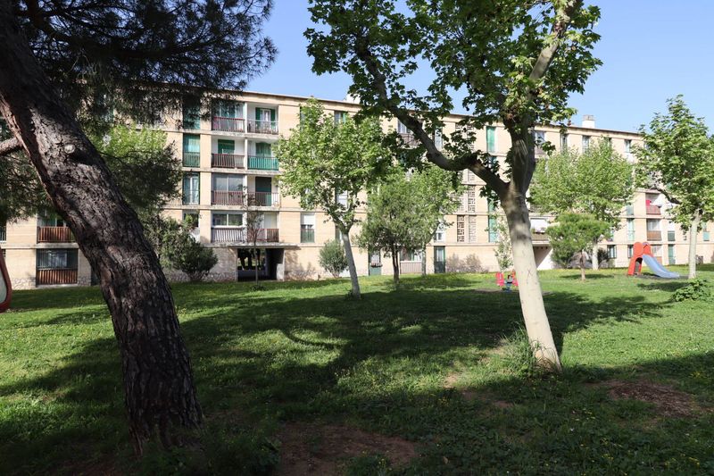 A louer appartement 3 pièces avec balcon, cave et stationnement facile dans la résidence Bois Lemaitre 13012 Marseille