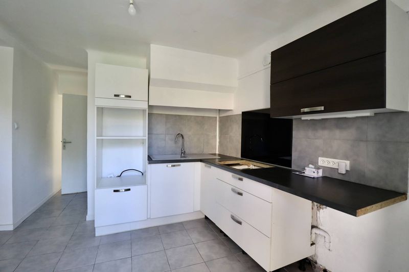 A louer appartement 3 pièces avec terrasse au coeur de la Pounche 13190 Allauch