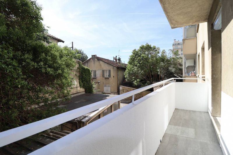 balcon A louer appartement 3 pièces en plein secteur des Cinq Avenues 13004 Marseille